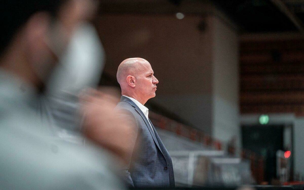 SOW s Oliver Würzburg Denis Wucherer kritischer Blick Coach Heimspiel Saison 20 21 SOW s Oliver Würzburg Denis Wucherer kritischer Blick Coach Heimspiel Saison 20 21